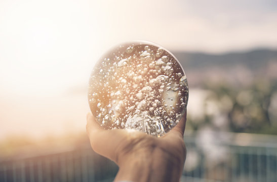 sfera di cristallo tra i raggi del sole 