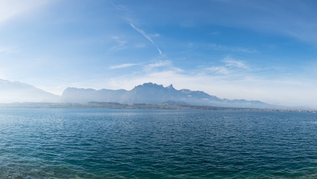Bergkette am Thunersee in Wolken eingeh&uuml;llt