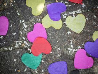 Obraz premium Heart-shaped confetti and rice - live the newlyweds