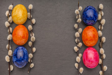 Hintergrund mit Palmkätzchen und Ostereier für Ostern und Frühling auf Schieferplatte