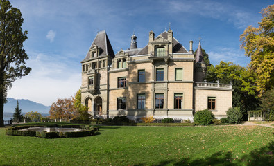 Fototapeta na wymiar Schloss Hunegg mit Schlossgarten
