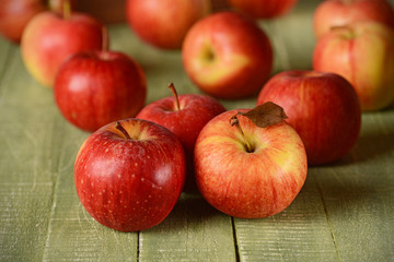 mele biologiche rosse nella cassetta di legno