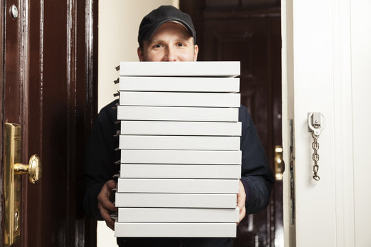 Pizza Bote mit vielen Pizzen