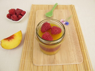 Gelierter Smoothie als Schichtdessert Pfirsich Melba