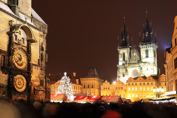 Obraz premium Christmas Mood on the night snowy Old Town Square, Prague, Czech Republic