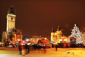 Obraz premium Christmas Mood on the night snowy Old Town Square, Prague, Czech Republic