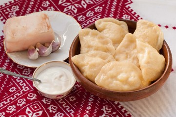 Dumplings in a clay bowl 