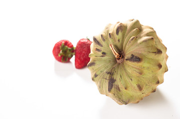 cherimoya su sfondo bianco