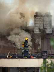 Obraz premium Firefighters at work on extinguishing the fire
