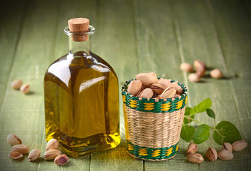 olio di pistacchio nella bottiglia di vetro