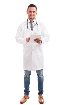 Latin nutriologist using a tablet computer