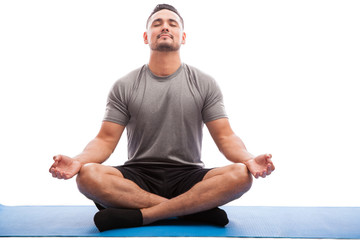 Homme détendu faisant du yoga