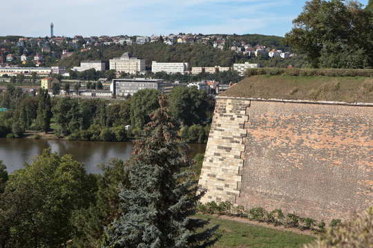 Фрагмент крепостной стены в Вышеграде. Прага, Чехия.