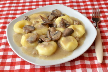 kluski z sosem pieczarkowym