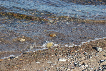 Ein Strand mit Steinen