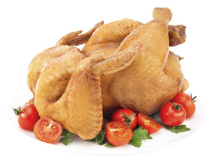 Копченая курица с помидорами и зеленью на тарелке без фона