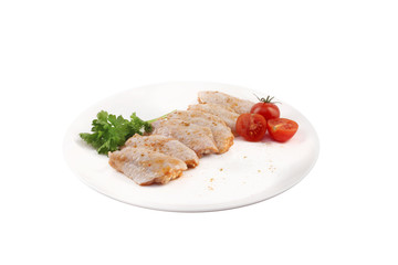 Сырая куриная нога с помидорами и зеленью на тарелке без фона