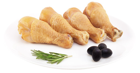 Копченые куриные ножки с оливками на тарелке без фона