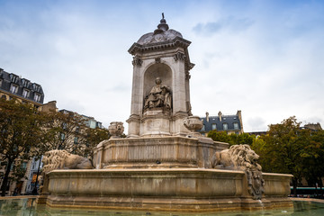 Fototapeta na wymiar Fontaine de Saint Sulpice, Paris