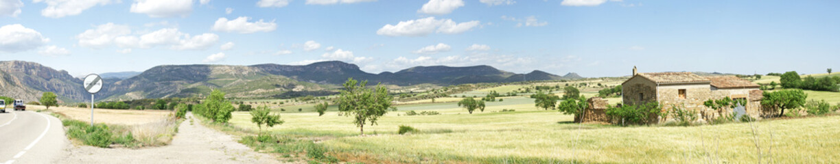 Fototapeta premium Paisaje agrícola de Lleida con masía, Catalunya, España