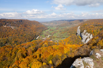 Paysage de recul&eacute;e jurassienne en automne
