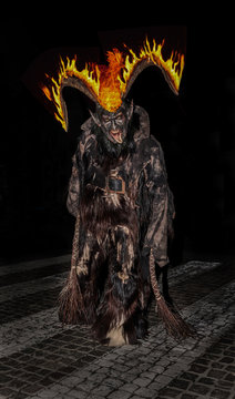 Perchten und Krampuse auf einem Perchtenlauf - Masken und Felle mit Feuer