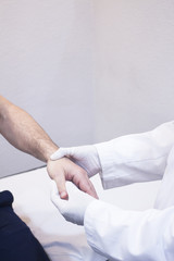 Obraz premium Dooctor surgeon examines patient hand fingers wrist injury