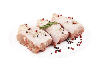 Куриные спинки с перцем на белом фоне