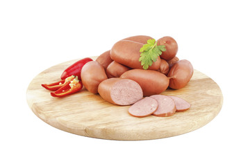 Сардельки на разделочной доске на белом фоне