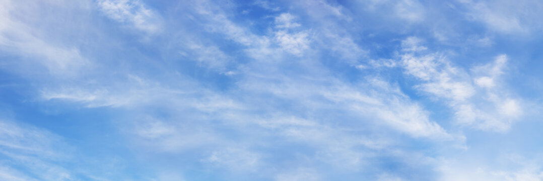 panoramica del cielo azul con nubes blancas