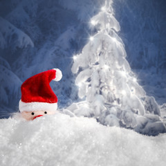 Weihnachtsmann im Winterwald mit Weihnachtsbaum