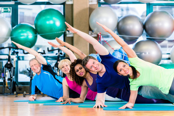 Sport und Fitness im Studio, Männer und Frauen trainieren