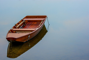 Boot auf ruhigem See  
