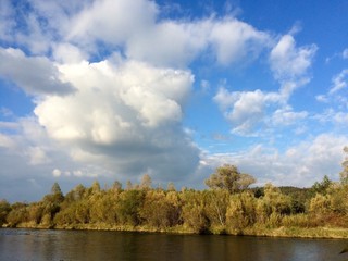 Wolken türmen sich über dem Wasser