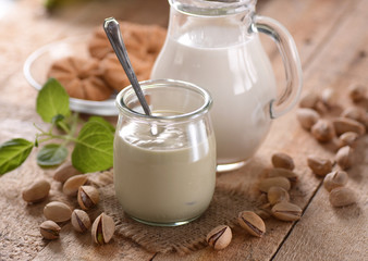 yogurt al pistacchio fatto in casa con ingredienti intorno