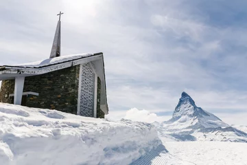 Crédence de cuisine en verre imprimé Cervin Chapel on the snow hill with the background of Matterhorn