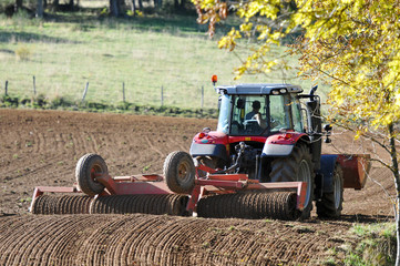 Fototapeta premium tracteur aux champs
