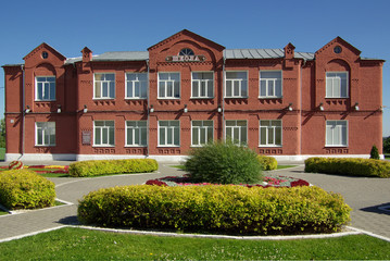 Fototapeta na wymiar School in the town of Kolomna
