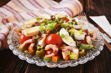 Салат с креветками, авокадо, яйцом, креветками и...