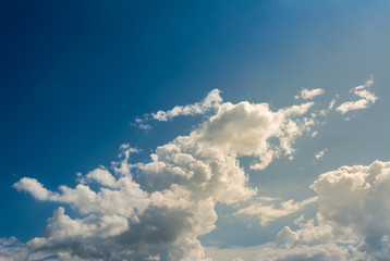 Fototapeta na wymiar white cumulus clouds in the blue sky