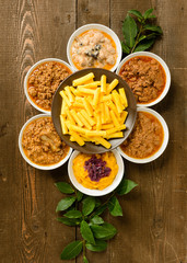 Condimenti per maccheroni col pettine, pasta tipica emiliana, Italia
