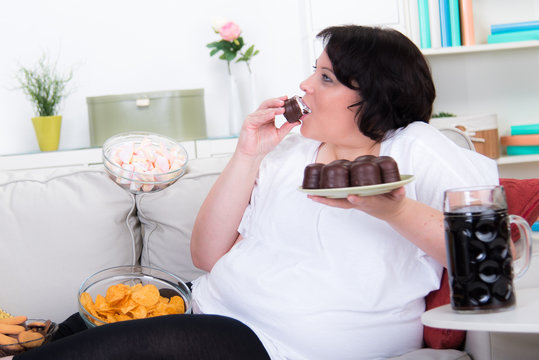 Nette Frau wurde dick durch zuviel essen