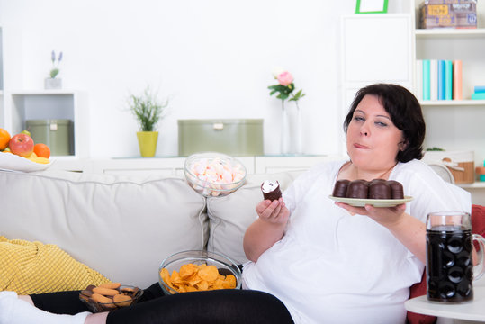 Übergewichtige Frau fröhnt ihrer Sucht