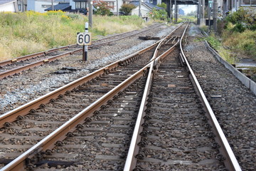 Fototapeta premium 線路（鶴岡駅近く）／山形県の庄内地方で羽越本線の線路（単線）を撮影したローカルイメージの写真です。JR鶴岡駅近くで撮影した写真になります。