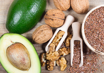Sources of omega 3 fatty acids: flaxseeds, avocado and walnuts