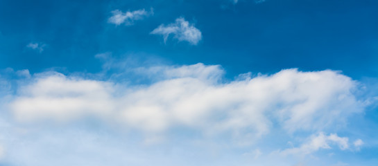 Fototapeta na wymiar white cumulus clouds in the blue sky for