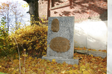 Усыпальница русского поэта А. А. Фета и его супруги М.П. Фет у алтарной части Покровской церкви в Клейменово Орловского района