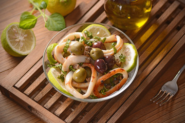 insalata di calamari con olive, capperi e limone