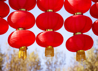 Red lanterns, oriental charm, the Spring Festival atmosphere.