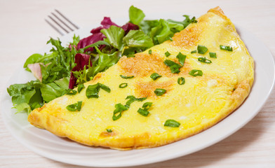 omelet with fresh mixed salad leaves